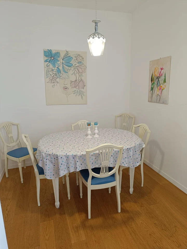 Sala da pranzo del Milky Way con tavolo apparecchiato e quadri alle pareti
