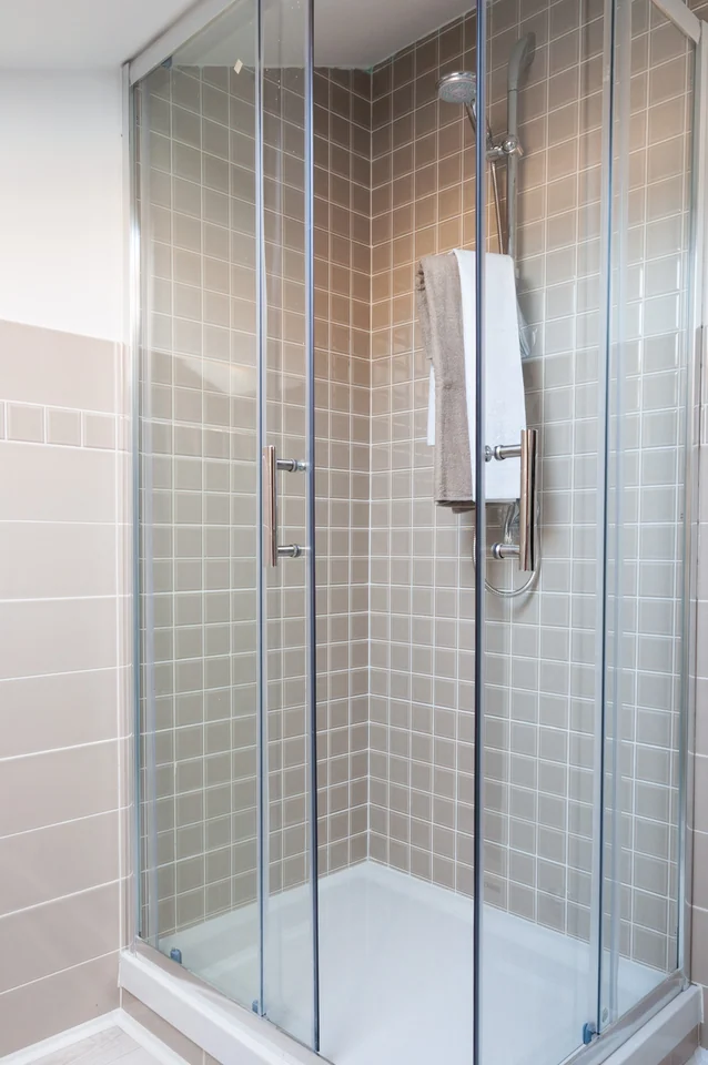 Shower in the main bathroom of Milky Way
