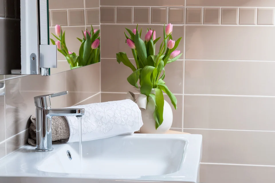 Washbasin in the main bathroom of Milky Way