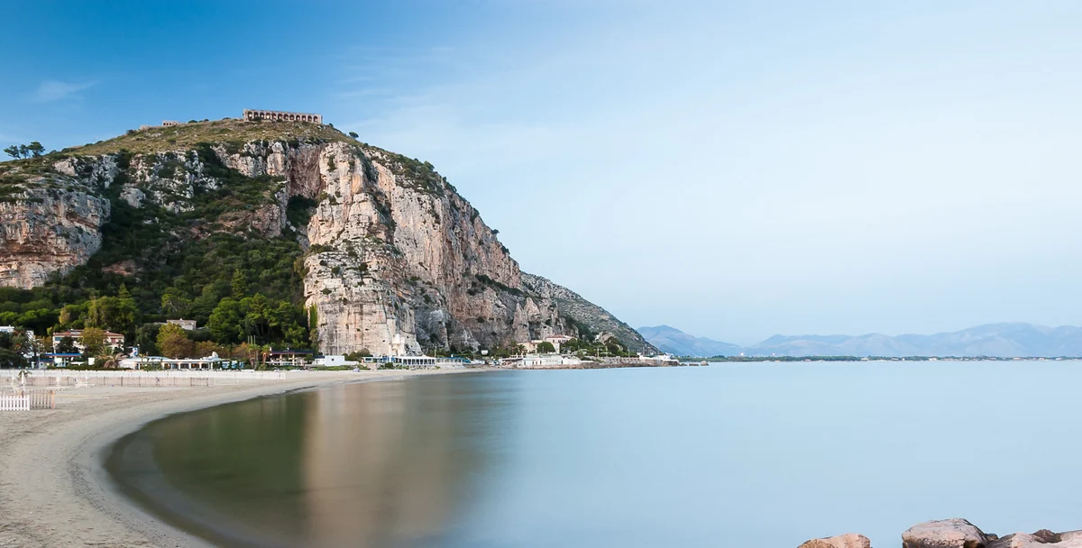Spiaggia e mare di Terracina ai piedi del promontorio.